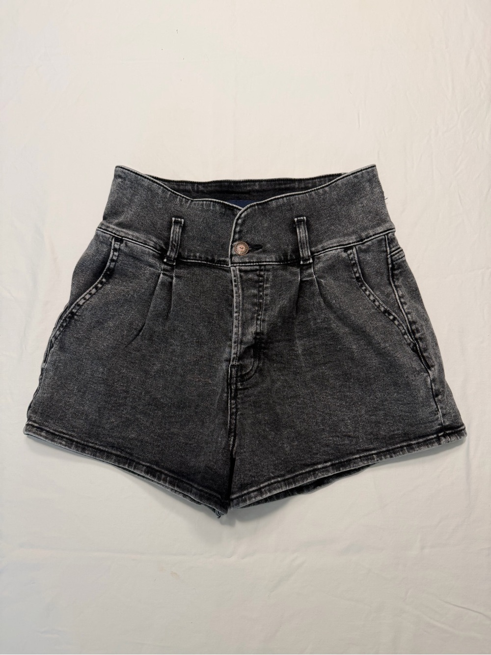 Hollister Washed Black Ultra High-Rise Mom Short 3”